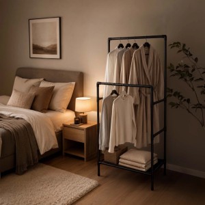 Schwarzer Relaxdays Kleiderständer aus Stahl mit 2 Kleiderstangen und Ablage im Schlafzimmer. Freistehendes Garderobenregal.