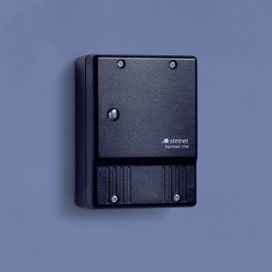Schwarzer Steinel Dämmerungsschalter NightMatic 2000 zur automatischen Beleuchtung.