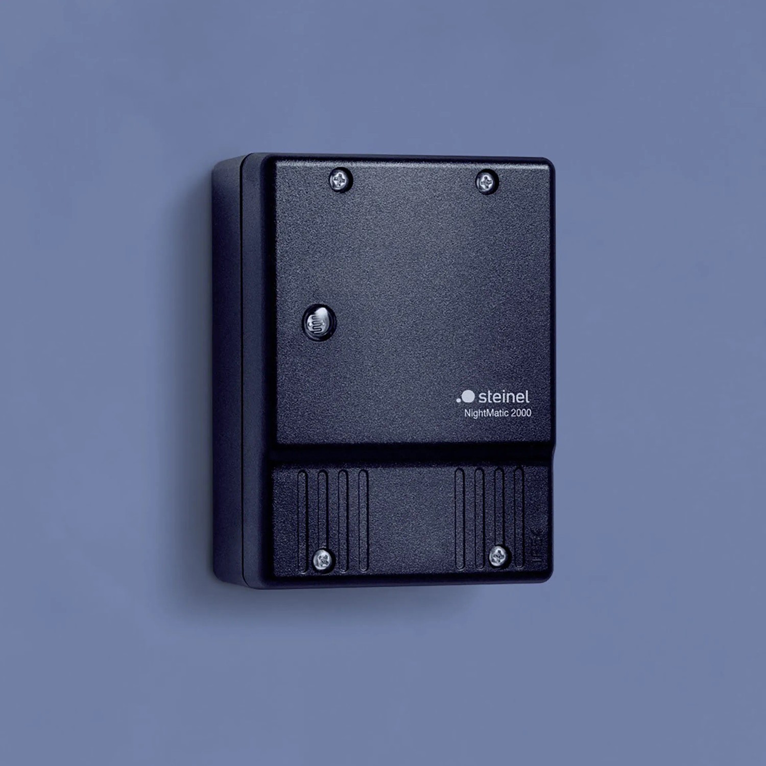 Schwarzer Steinel Dämmerungsschalter NightMatic 2000 zur automatischen Beleuchtung.