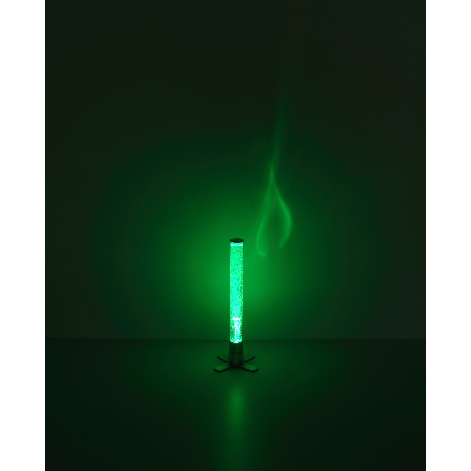 Silberne LED Stehlampe Mendoza mit RGB Farbwechsler und Dekofischen im Zylinder.