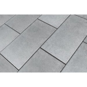 Diephaus Rustic Terrassenplatten, mittelgrau, 80x40 cm, mit robuster, kugelgestrahlter Oberfläche, verlegt.