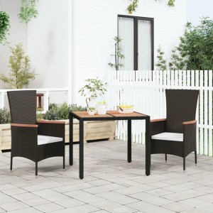 Schwarzer vidaXL Gartentisch mit Holzplatte und zwei Rattan-Stühlen auf einer Terrasse.