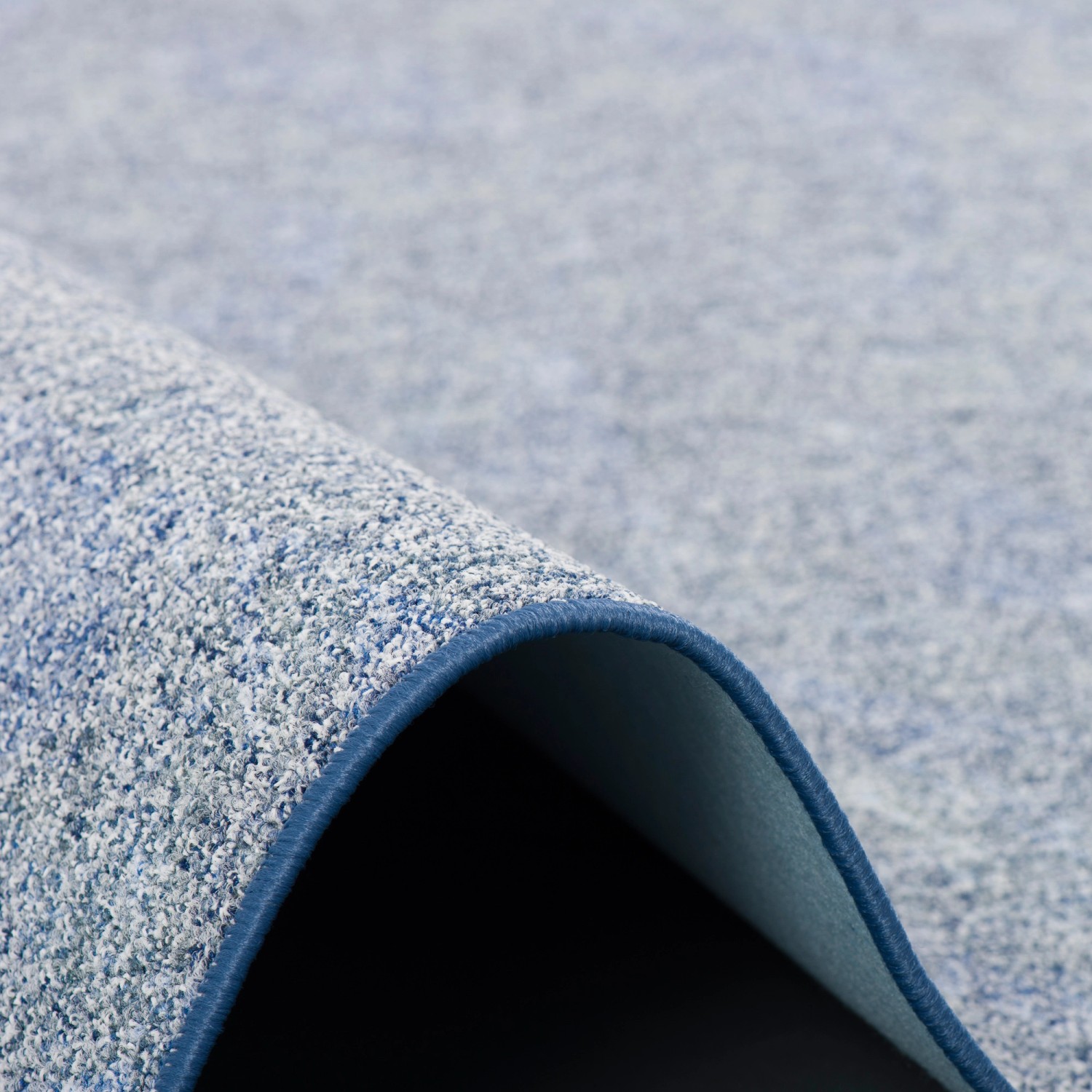 Blauer Snapstyle Schlingenteppich Memory (80x200cm), meliert, Detailansicht der Teppichstruktur.