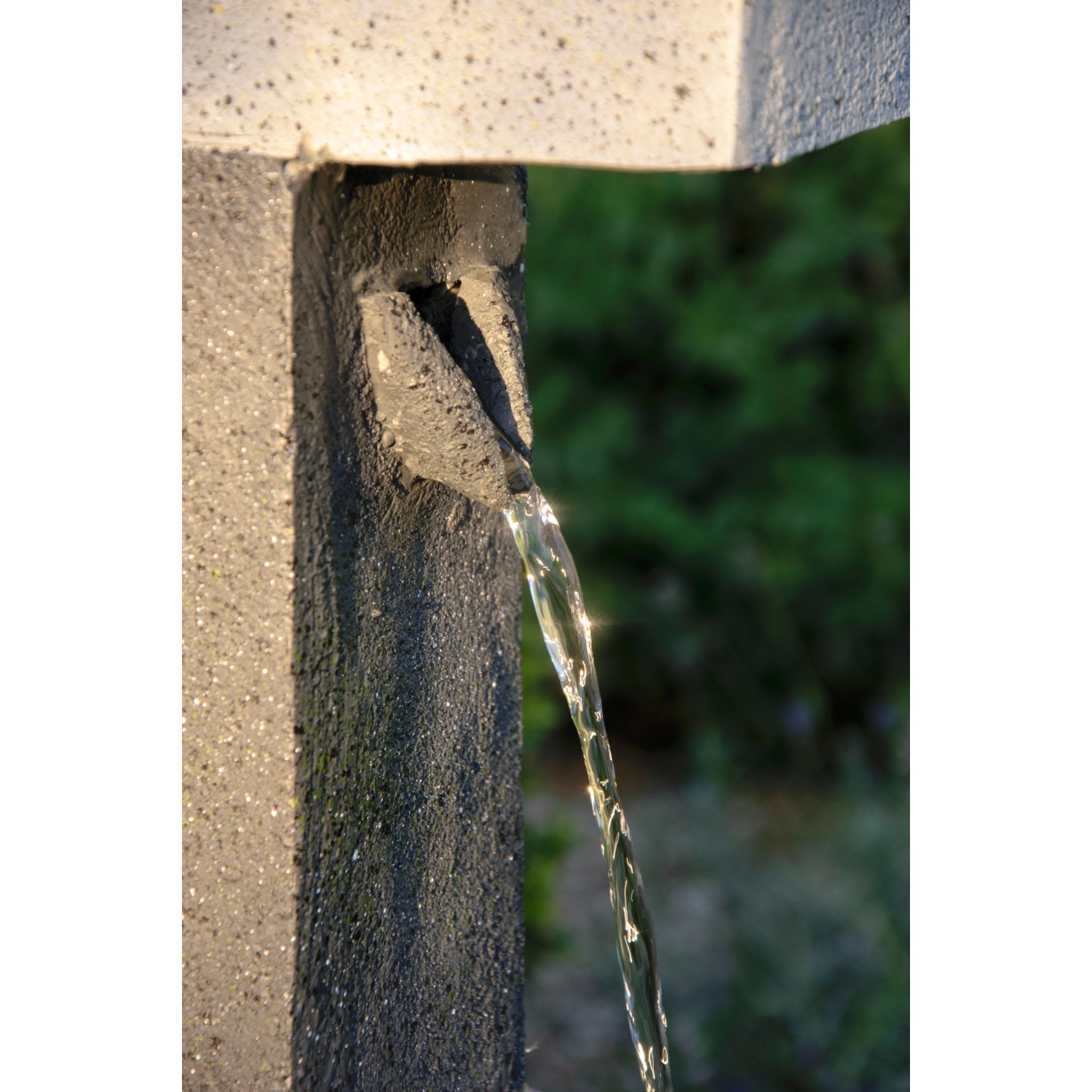 Detailaufnahme: Wasser fließt aus dem Dobar Design Gartenbrunnen XL Kaskade in Steinoptik.
