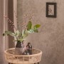 Schwarze Keramik Vase Minimalist Zen (12,8 cm) mit Blumen auf einem Tisch.