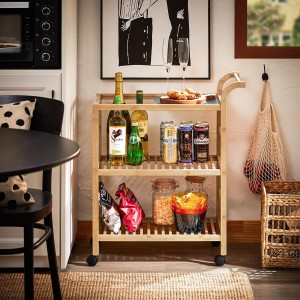 SoBuy Servierwagen SVW24-N aus Holz mit Rollen und drei Ablagen, beladen mit Getränken und Snacks.