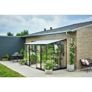 Schwarzes Halls Anlehngewächshaus Qube Lean-to 612 mit Pflanzen und Gartenmöbeln.
