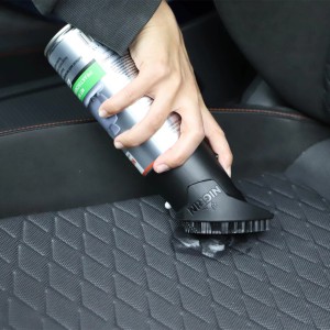 Nigrin Fleckentferner in Anwendung auf Autositz, Autopflege.