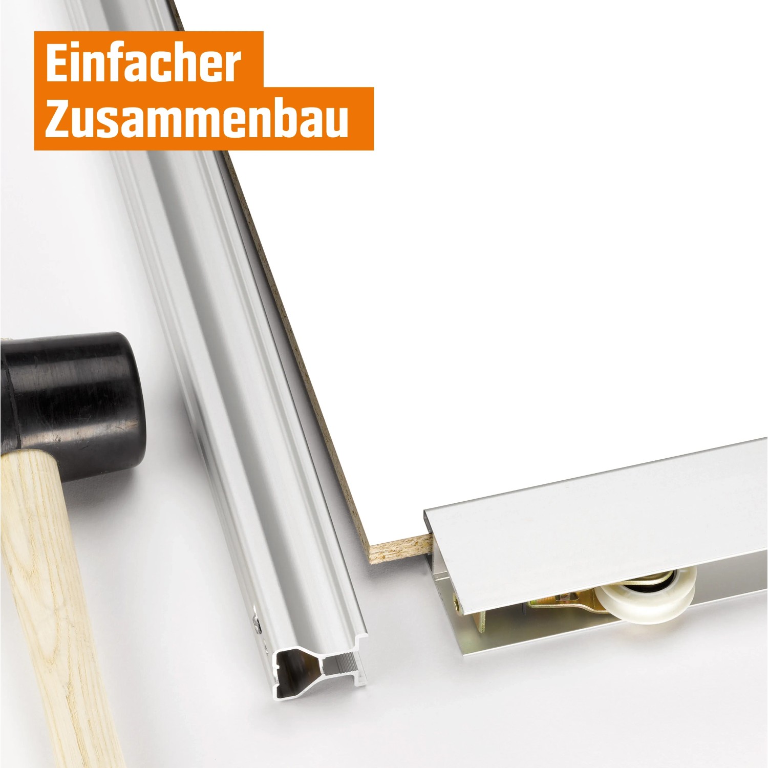 Detailaufnahme Schiebetür-Baupaket mit Profil in Silber und weißer Tür, Hammer liegt bereit.