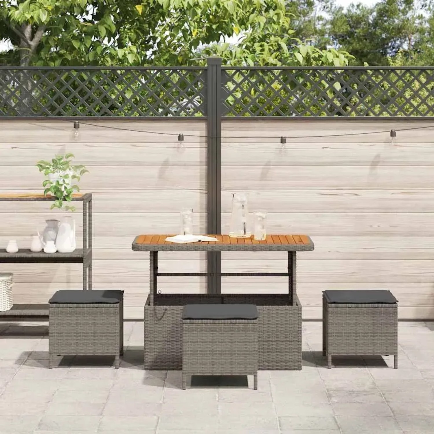 Graue 4-tlg. vidaXL Garten Essgruppe aus Poly Rattan mit Tisch und Hockern mit Kissen.