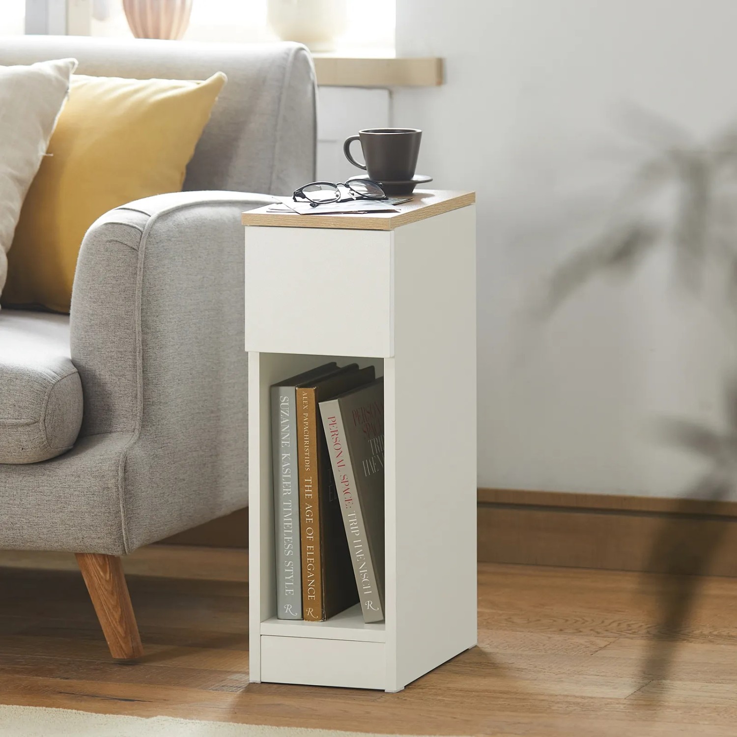 SoBuy Nachttisch FBT111-WN in Weiß mit Schublade und offenem Fach neben Sofa.