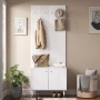 Weißer Garderobenschrank mit Schuhkommode für den Flur. Modernes Design mit Rillen, goldenen Haken und Ablage.