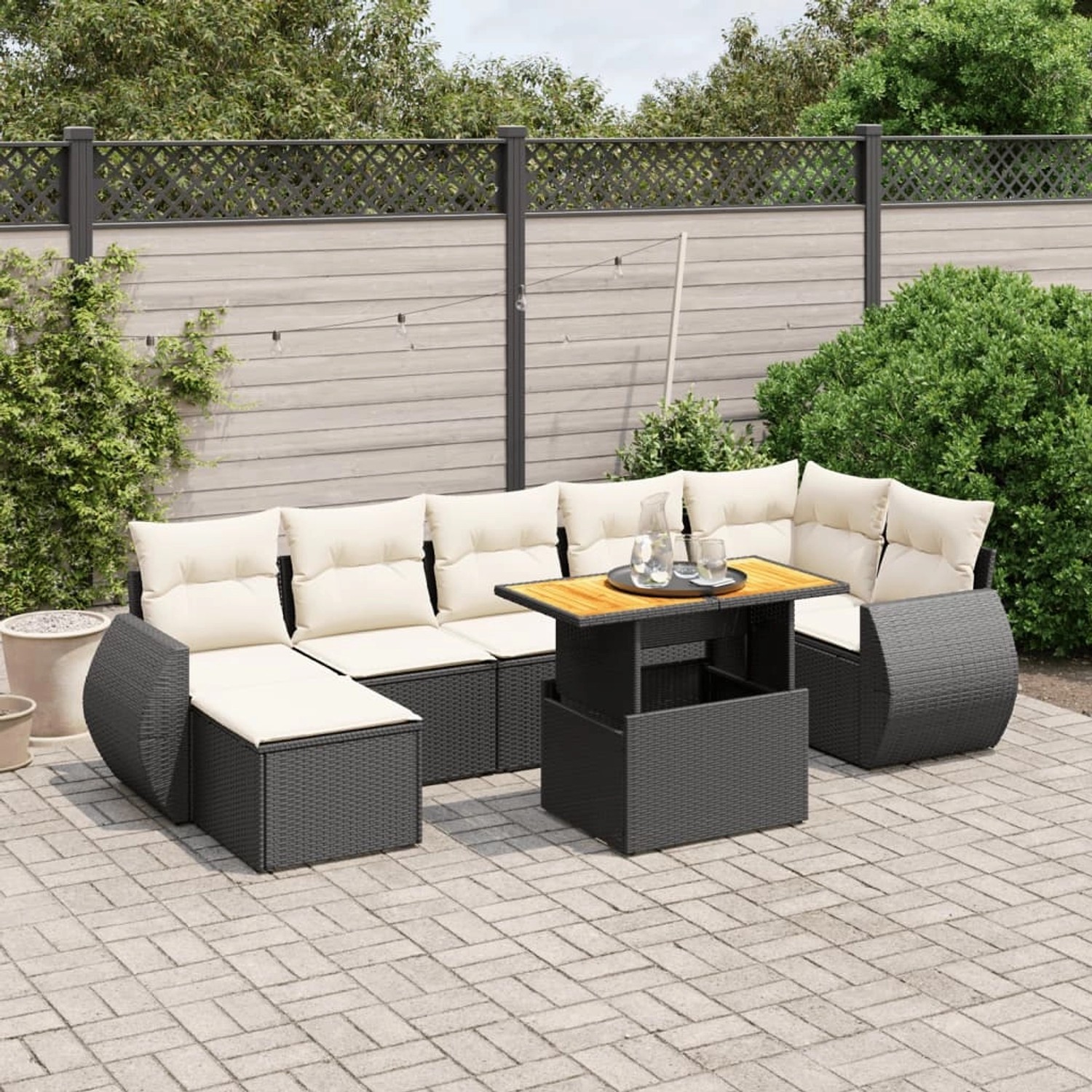Schwarze 8-tlg. vidaXL Garten-Sofagarnitur aus Rattan mit cremefarbenen Kissen und Tisch.