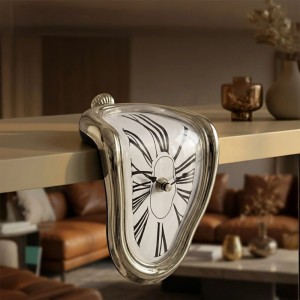 Silberne Relaxdays Wanduhr im surrealen, geschmolzenen Design, hängt über einer Kante. Dekoartikel für Wohnzimmer.
