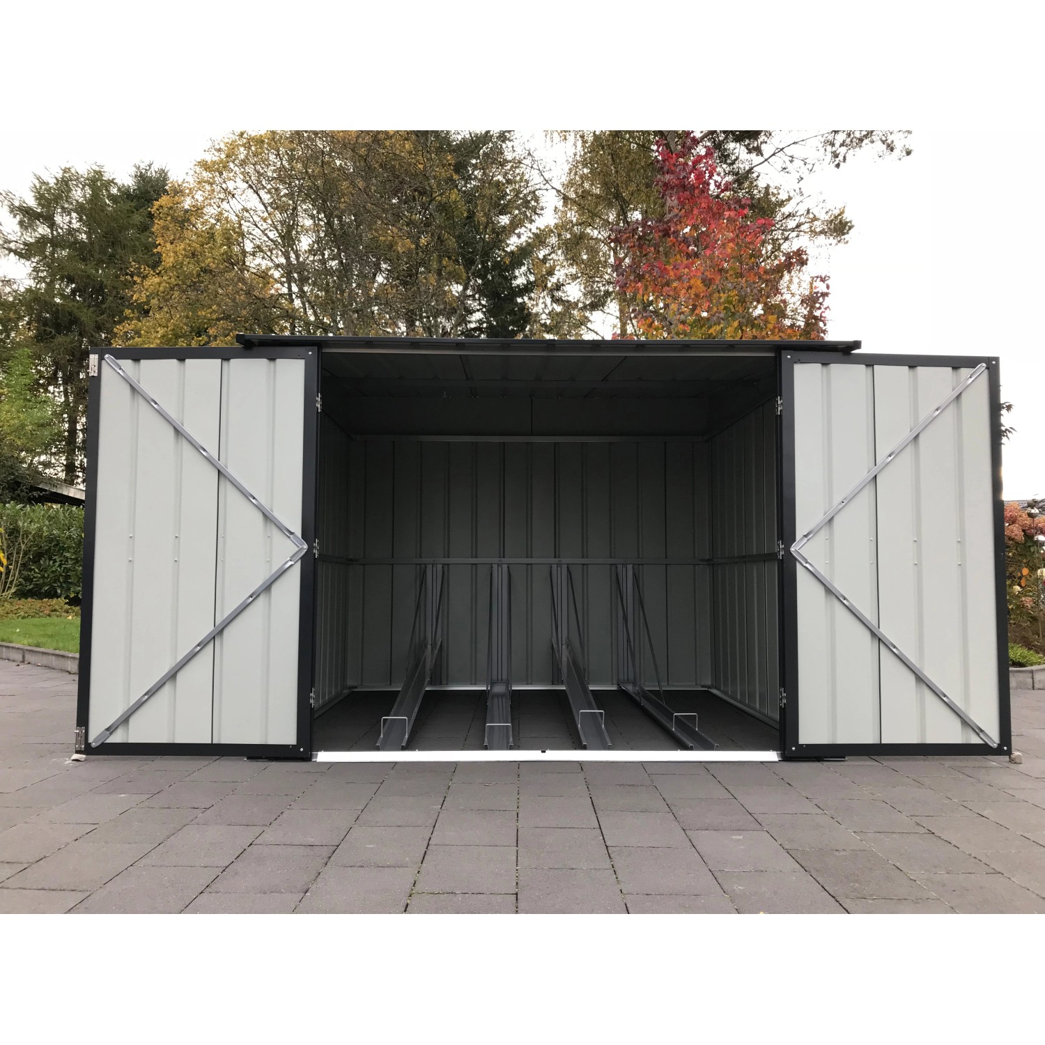 Offene, anthrazitfarbene Globel Fahrradbox Family mit 4 Fahrradhaltern. Gerätehaus für Fahrräder.