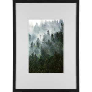 Schwarzer MDF-Bilderrahmen (50x70 cm) mit Passepartout und Waldmotiv.