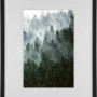 Schwarzer MDF-Bilderrahmen (50x70 cm) mit Passepartout und Waldmotiv.