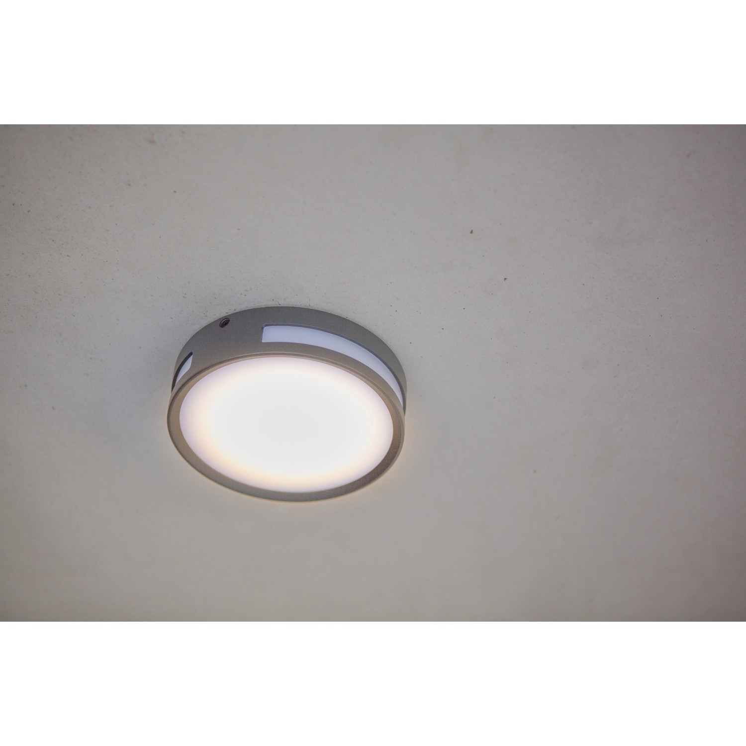 Moderne Lutec LED-Außenwandleuchte Rola in Anthrazit, runde Form, warmweißes Licht.