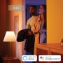 Szene mit Philips Hue Aurelle Deckenleuchte und zwei Personen im warmen Licht.