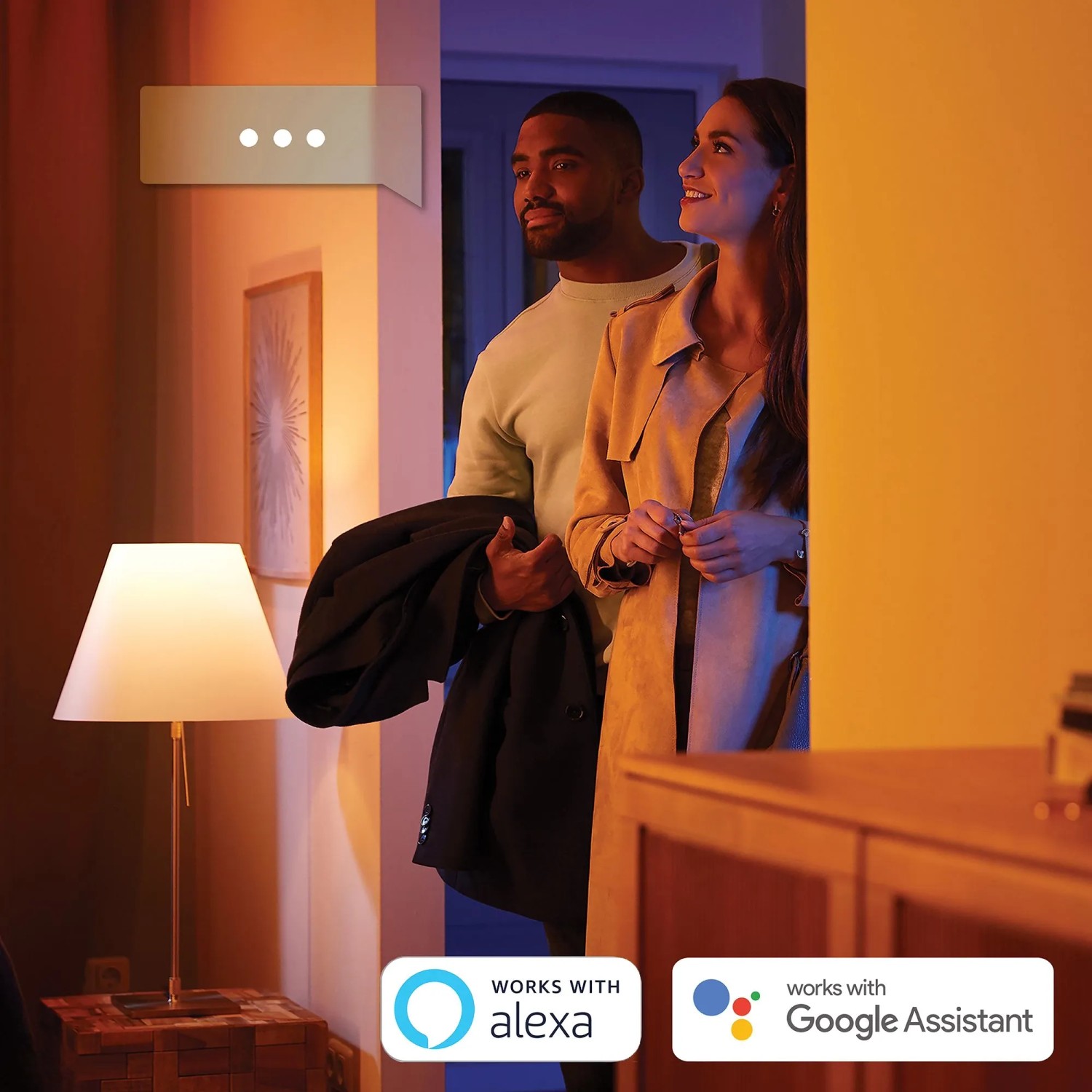Szene mit Philips Hue Aurelle Deckenleuchte und zwei Personen im warmen Licht.