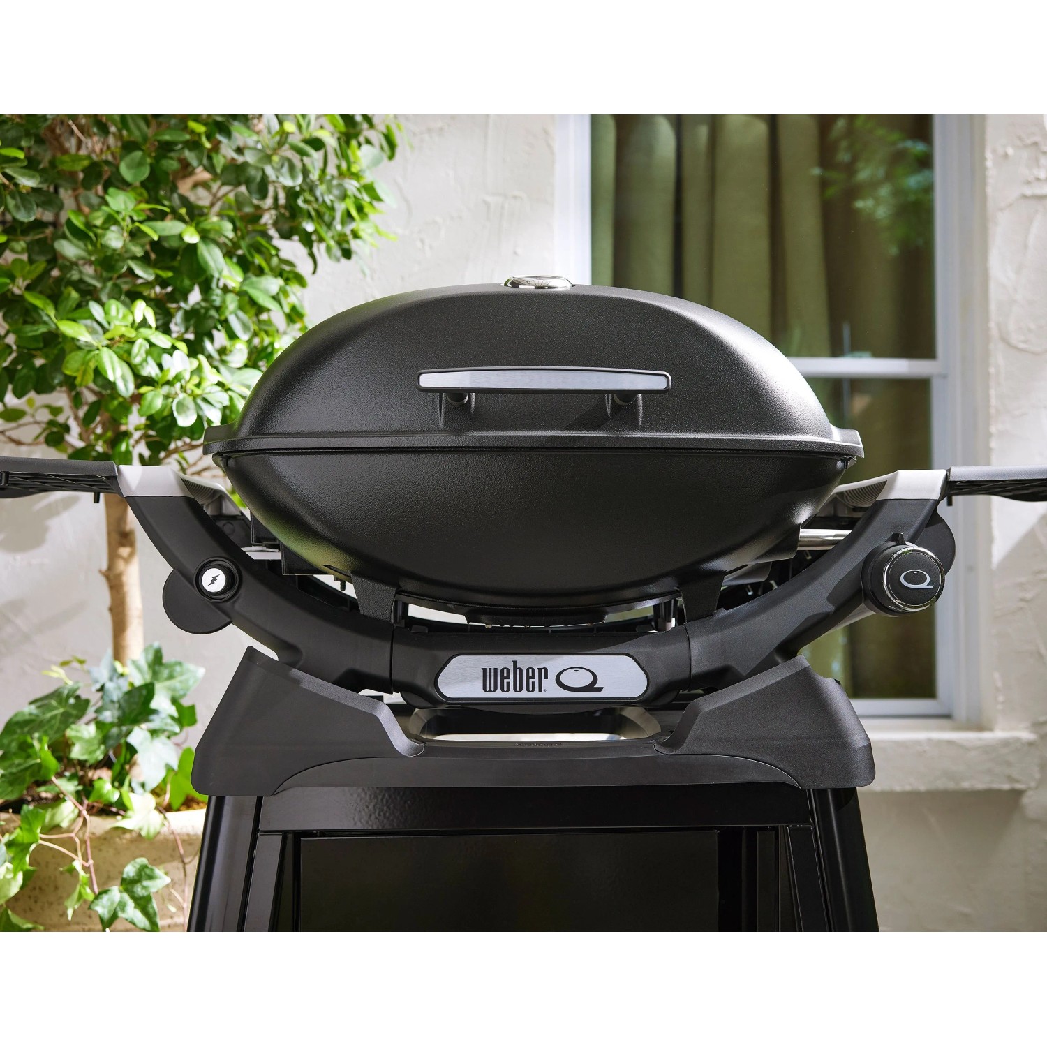 Schwarzer Weber Gasgrill Q2200N mit 1 Brenner und Rollwagen. Kompakter Grill für Balkon und Terrasse.