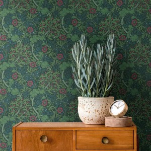 Grün-rote Blumentapete im Gründerzeitstil. Dunkelgrüne Vliestapete mit floralem Muster für Schlaf- und Wohnzimmer.