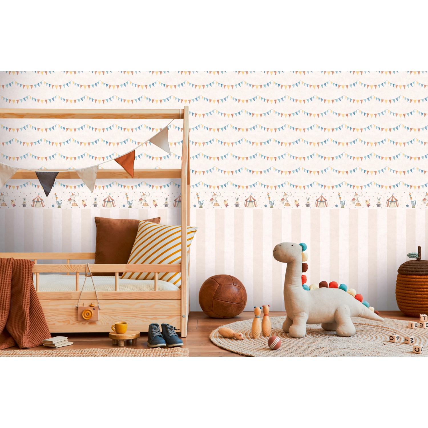 Kinderzimmer mit Zirkus-Bordüre in Bunt-Beige von A.S. Creation. Fröhliches Design mit Zirkusmotiven und Wimpelketten.