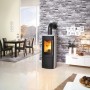 Hark Kaminofen Lova ECOplus mit Natursteinverkleidung, grau, 6 kW, im Wohnraum.