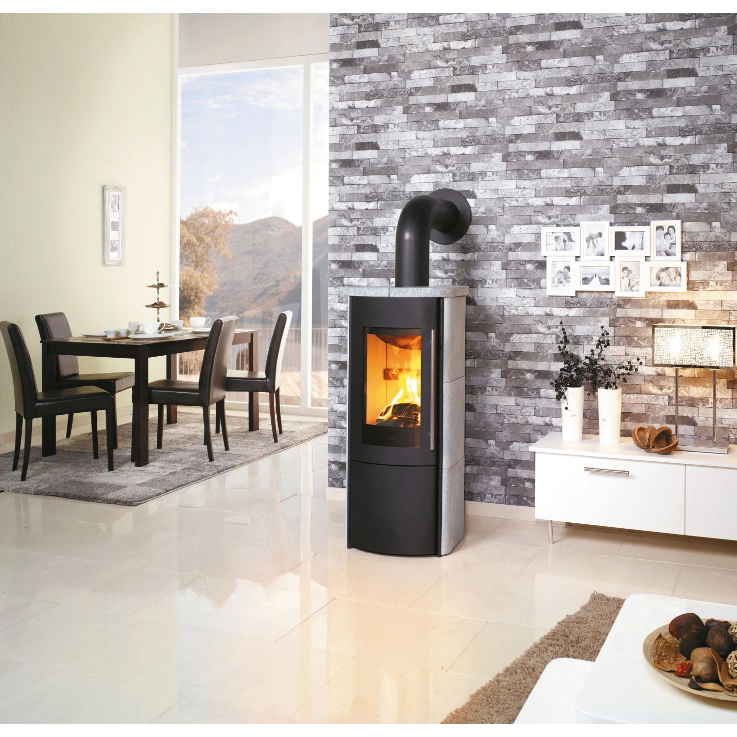 Hark Kaminofen Lova ECOplus mit Natursteinverkleidung, grau, 6 kW, im Wohnraum.