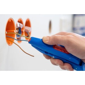 WEICON Mini-Duo Abisolierzange No. 150 in Aktion beim Abisolieren eines Kabels.