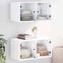 Zwei weiße Wandschränke mit Glastüren, ideal als Büroschränke zur Wandmontage.