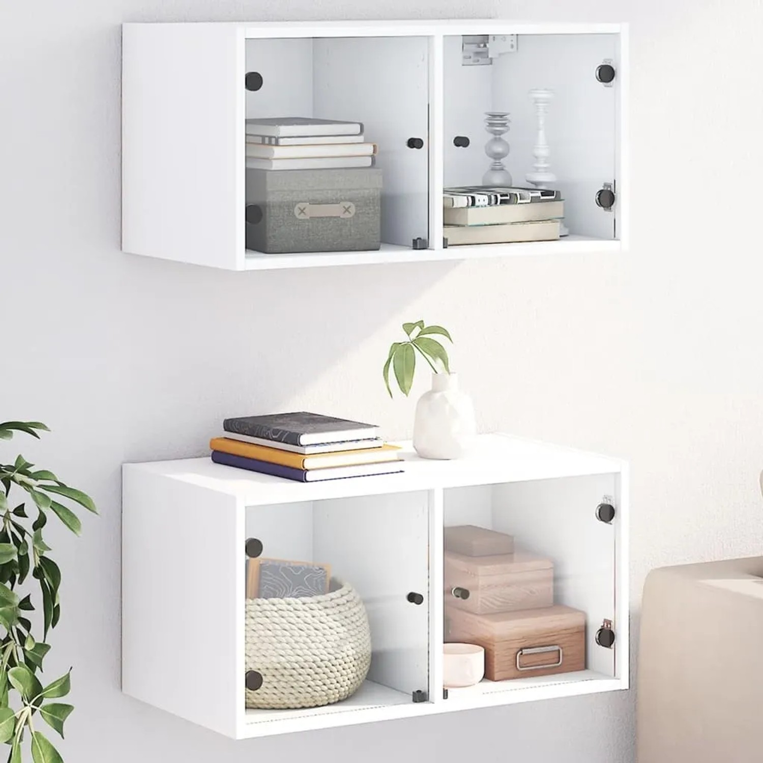 Zwei weiße Wandschränke mit Glastüren, ideal als Büroschränke zur Wandmontage.
