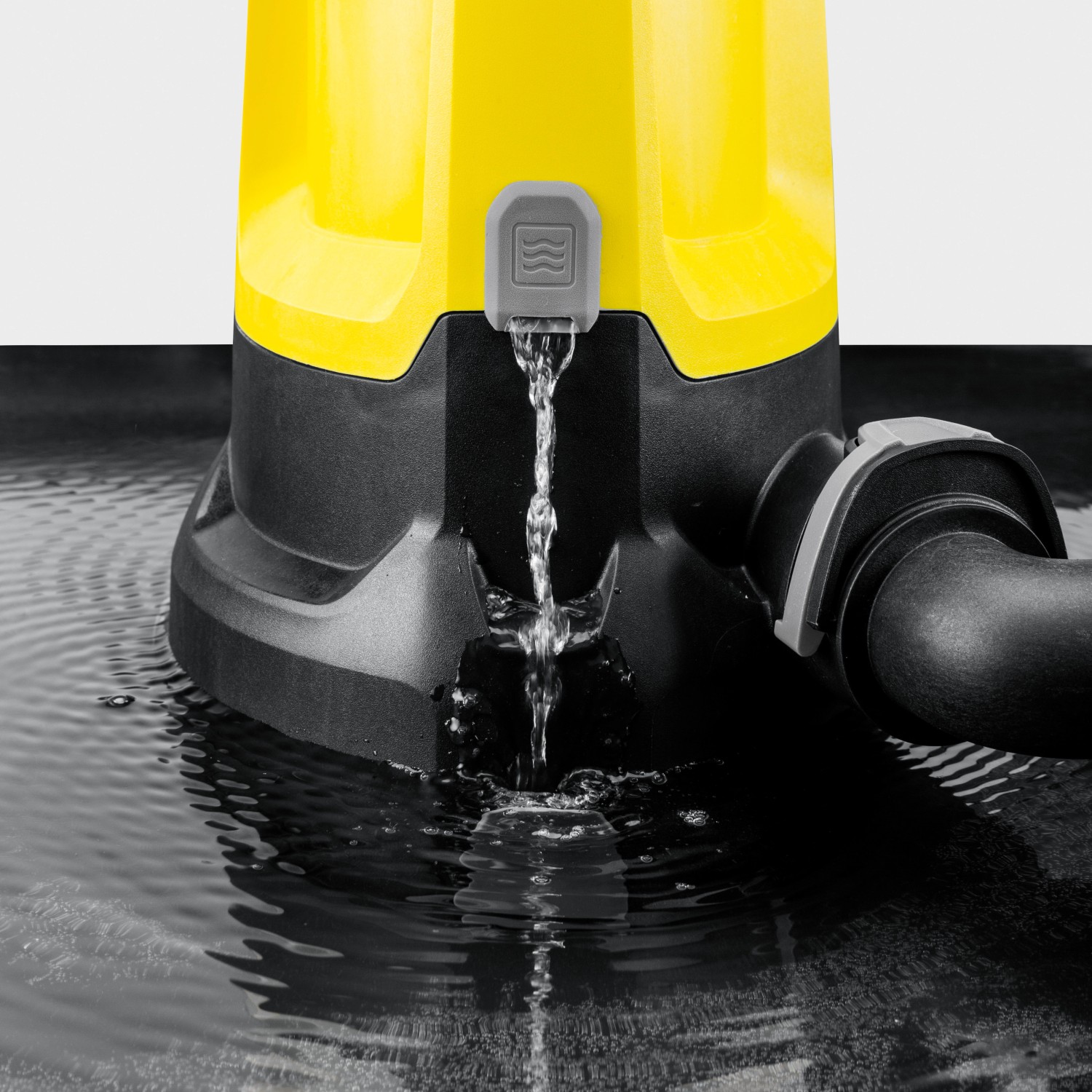 Kärcher SP 9.500 Dirt Schmutzwasser-Tauchpumpe in Aktion, Wasserstrahl sichtbar.