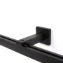 Schwarze 1-Lauf Gardinenschiene Cube aus Metall, an weißer Wand montiert. Präzise Maßanfertigung für Dekoartikel.