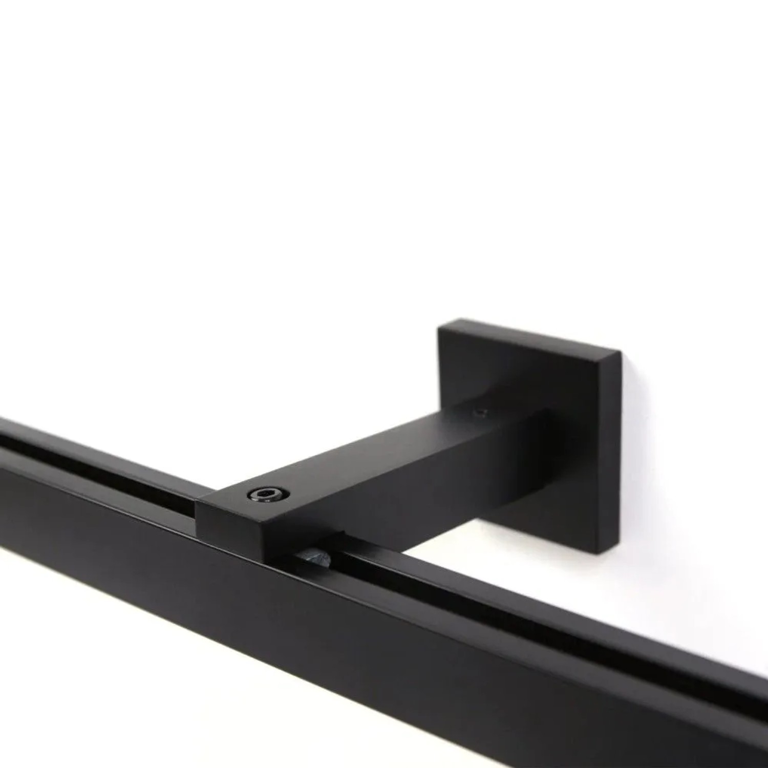 Schwarze 1-Lauf Gardinenschiene Cube aus Metall, an weißer Wand montiert. Präzise Maßanfertigung für Dekoartikel.
