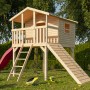 Karibu Stelzenhaus Benjamin mit roter Rutsche und Holzrampe im Garten.