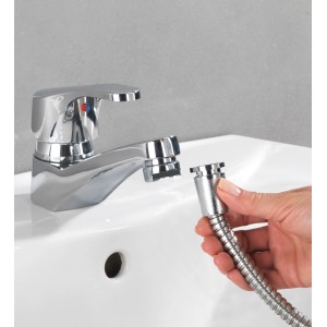Wenko Waschbeckenbrause mit Edelstahl-Duschschlauch wird an einem Waschbecken montiert.