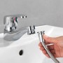 Wenko Waschbeckenbrause mit Edelstahl-Duschschlauch wird an einem Waschbecken montiert.