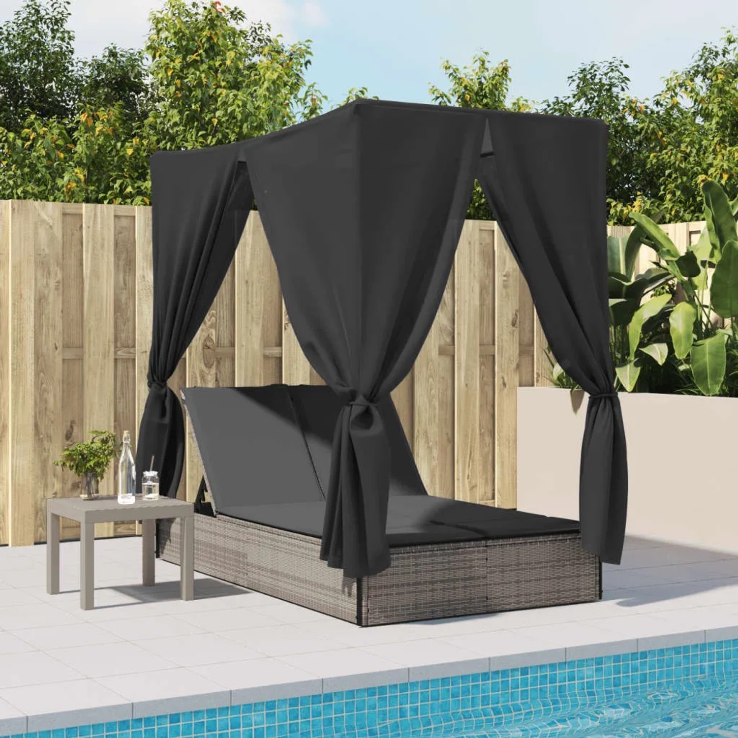 Graue Doppel-Sonnenliege mit Dach und Vorhängen aus Polyrattan für den Garten.