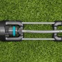 Gardena EcoLine Viereckregner auf Rasen, stufenlos einstellbare Bewässerung für rechteckige Flächen.