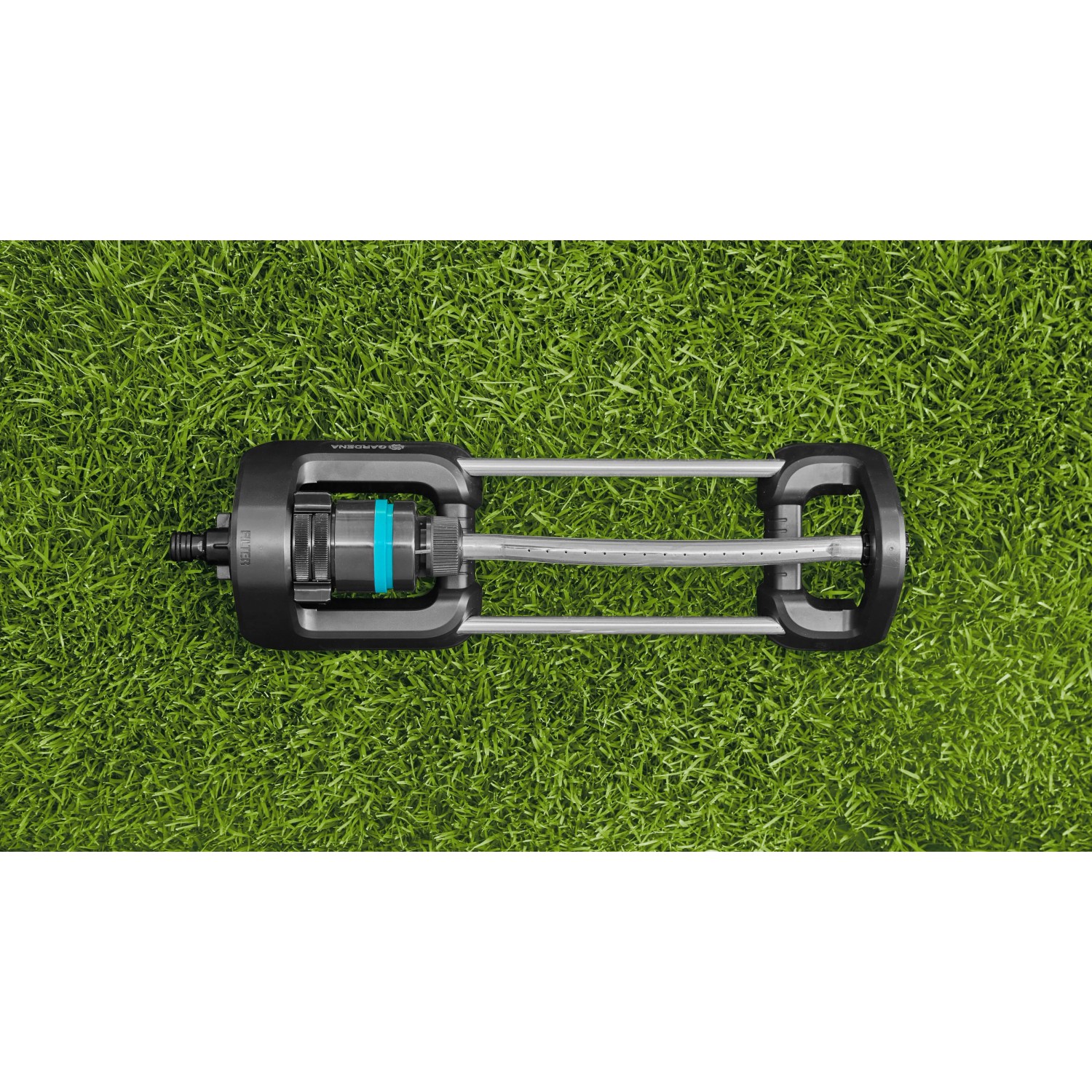 Gardena EcoLine Viereckregner auf Rasen, stufenlos einstellbare Bewässerung für rechteckige Flächen.