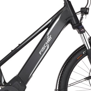Detailaufnahme: Schwarzes Fischer E-Bike Terra 5.0i mit Trapezrahmen und silbernem Logo.