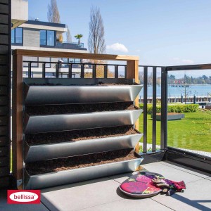 Bellissa Vertikal Hochbeet Inalto M4 mit 4 Pflanzkästen aus Stahl und Holz auf Balkon.