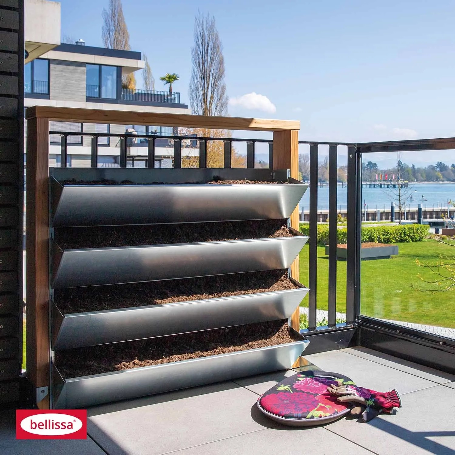 Bellissa Vertikal Hochbeet Inalto M4 mit 4 Pflanzkästen aus Stahl und Holz auf Balkon.