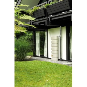 4rain Wandtank Classic 650 l in Sandbeige vor Hauswand. Regenwassertank zur Gartenbewässerung.