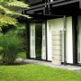 4rain Wandtank Classic 650 l in Sandbeige vor Hauswand. Regenwassertank zur Gartenbewässerung.