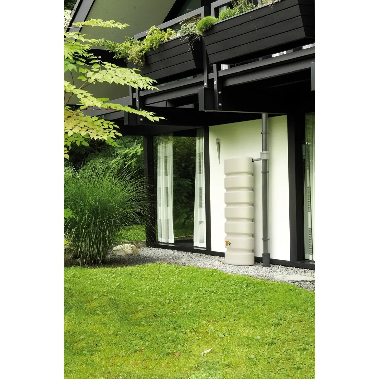 4rain Wandtank Classic 650 l in Sandbeige vor Hauswand. Regenwassertank zur Gartenbewässerung.