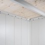 Innenansicht des Biohort Gerätehauses: Holzdach, helle Metallwände und stabile Eckkonstruktion.