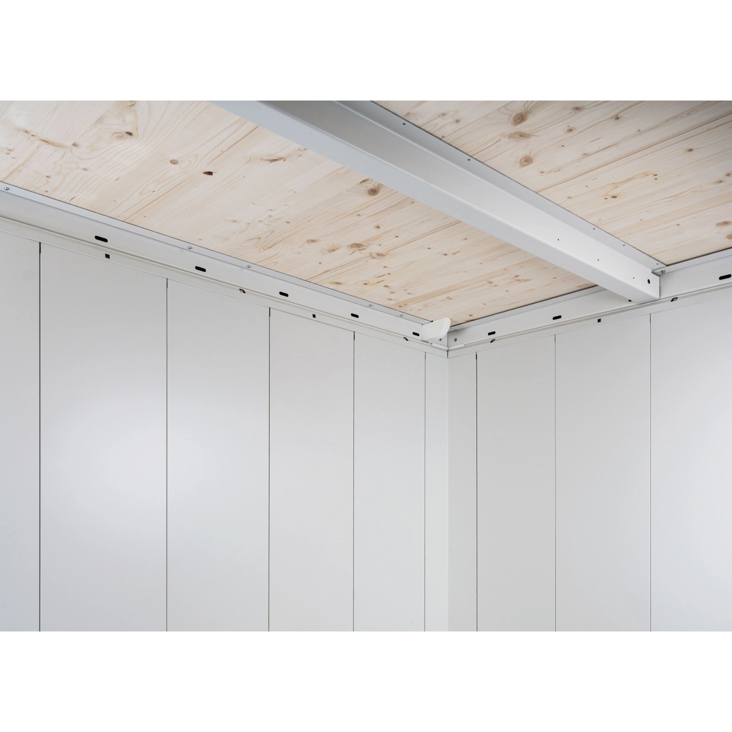 Innenansicht des Biohort Gerätehauses: Holzdach, helle Metallwände und stabile Eckkonstruktion.