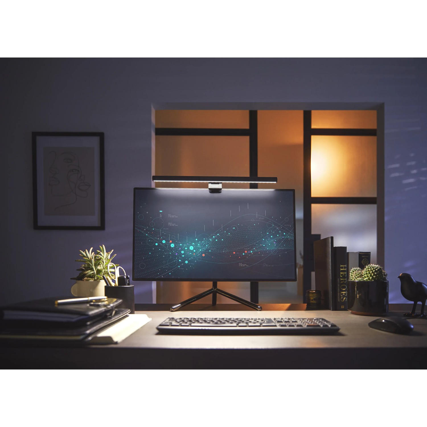 Schwarze Philips Edison Bildschirmleuchte am Monitor, LED-Tischleuchte für blendfreies Licht.